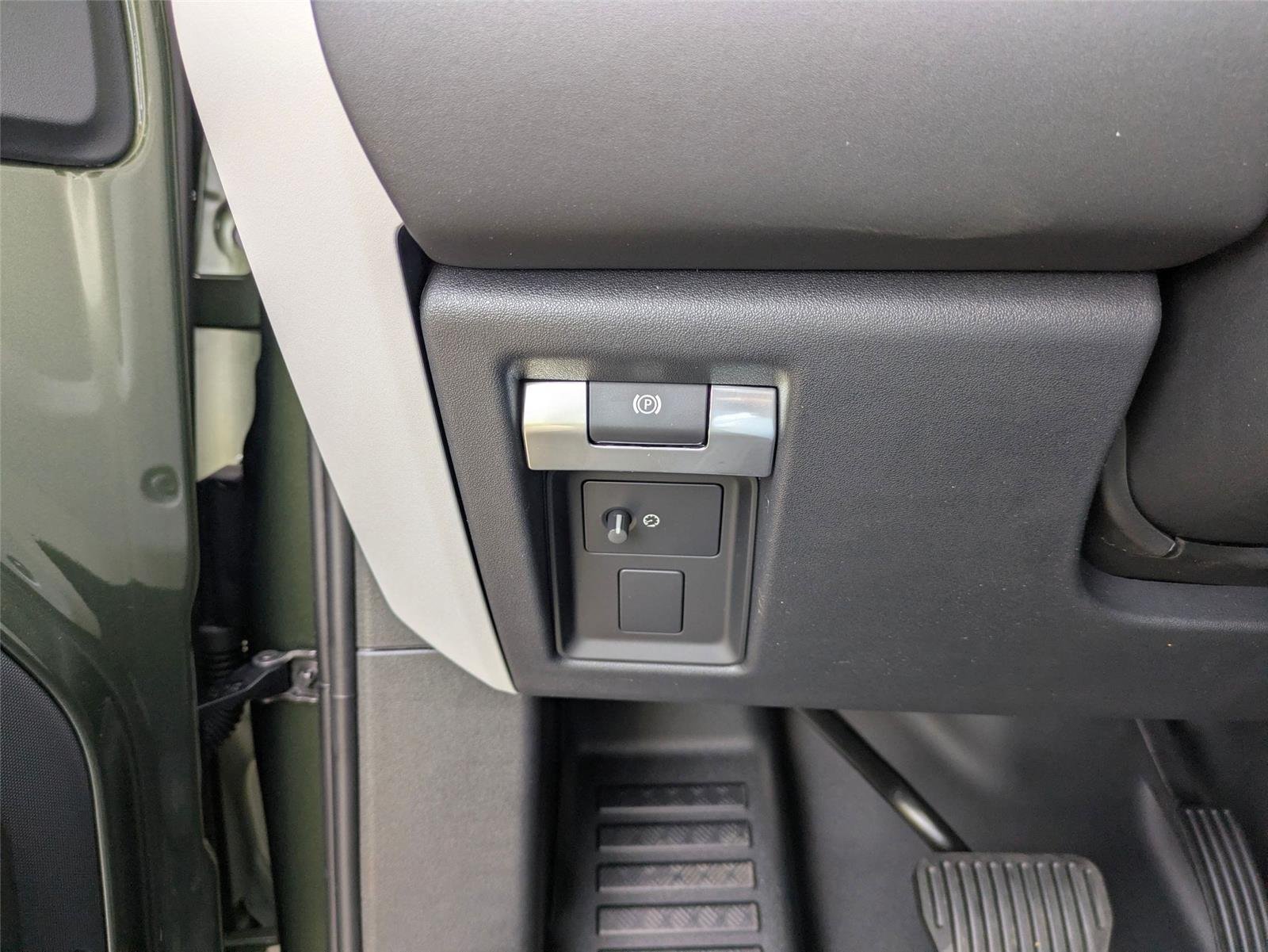 Used 2026 Woolstone Green Metallic Land Rover X-Dynamic SE image 16