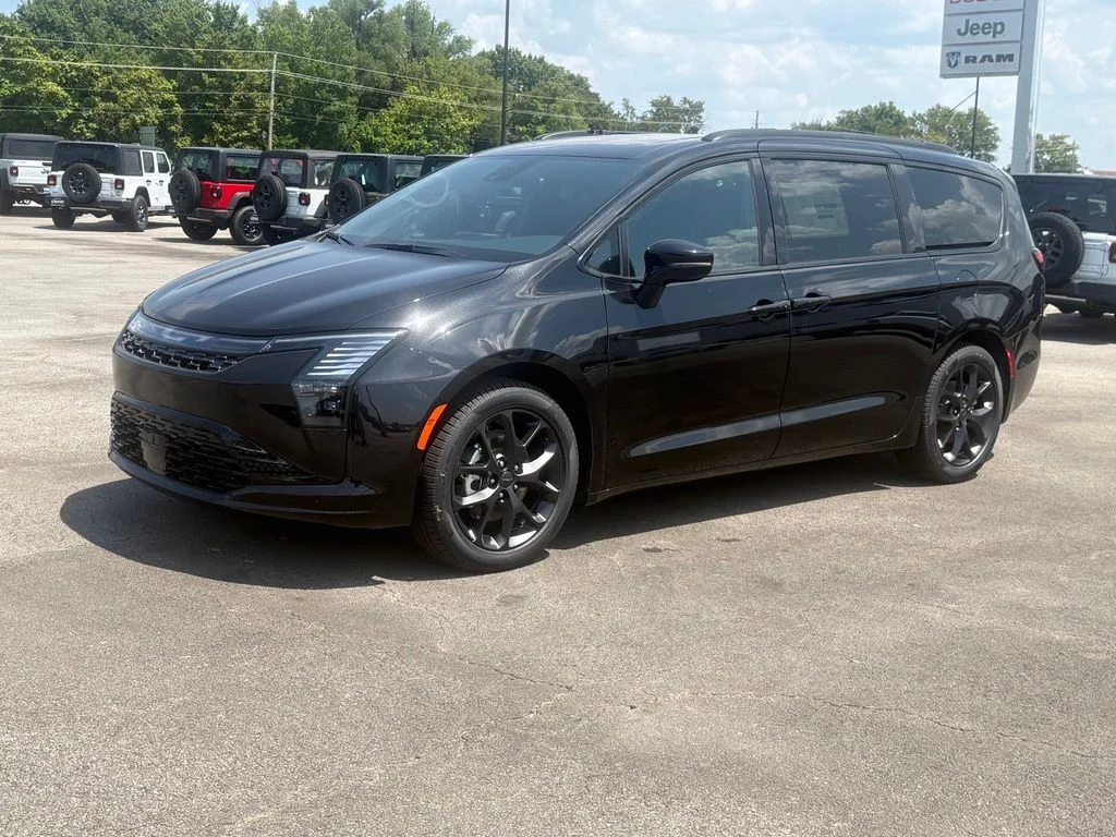 New 2027 Diamond Black Crystal Pearl-Coat Exterior Paint Chrysler Limited image 3