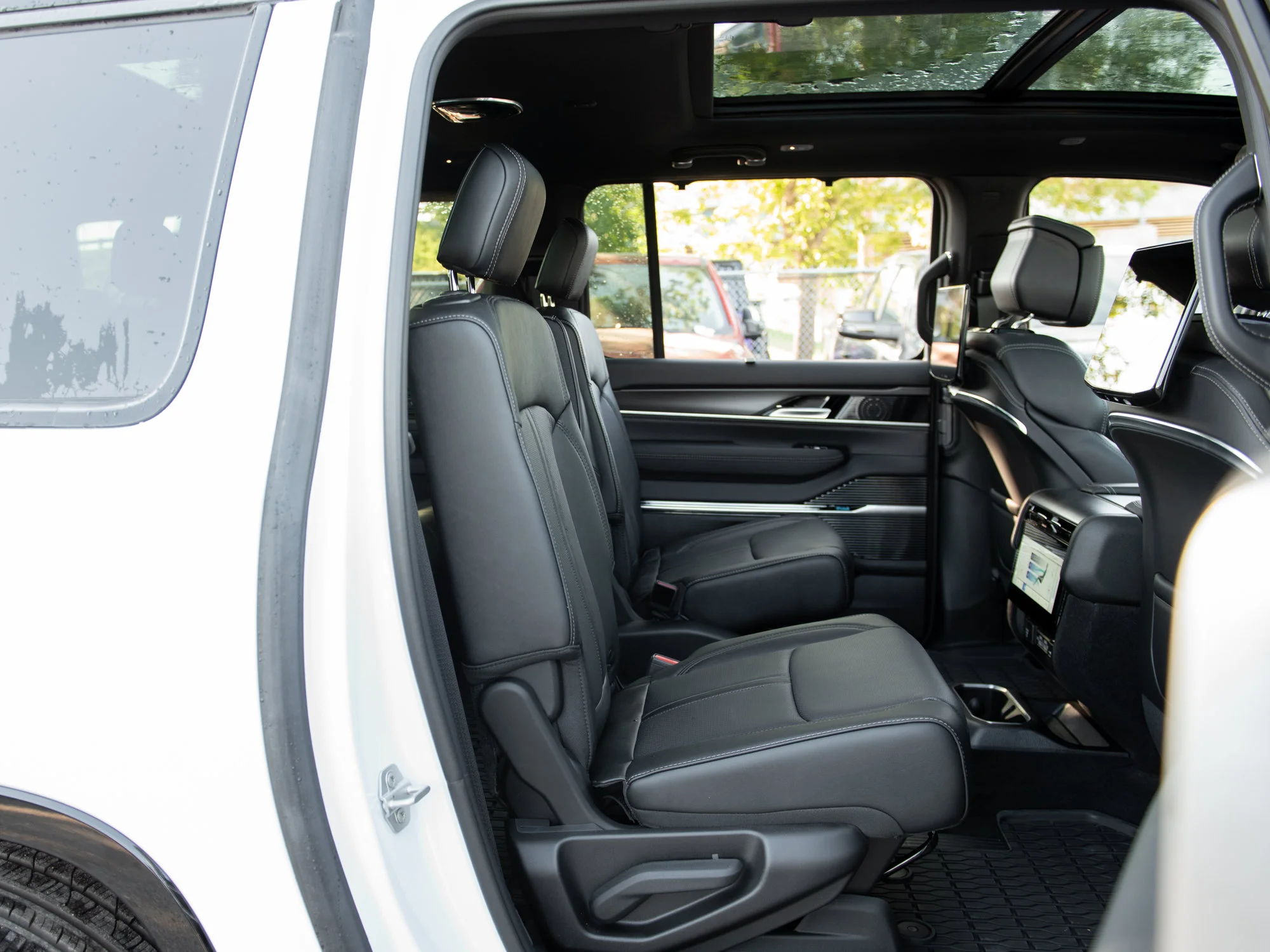 New 2026 White Jeep Summit Obsidian* image 31