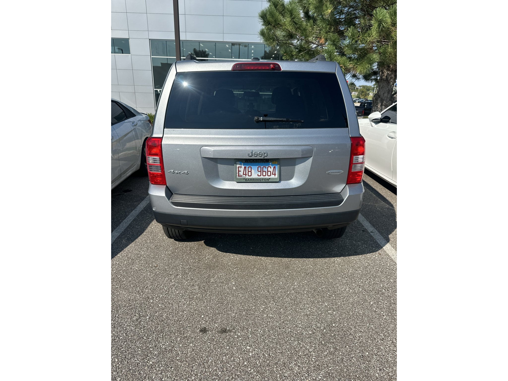 Used 2014 Billet Silver Metallic Clearcoat Jeep Latitude image 5