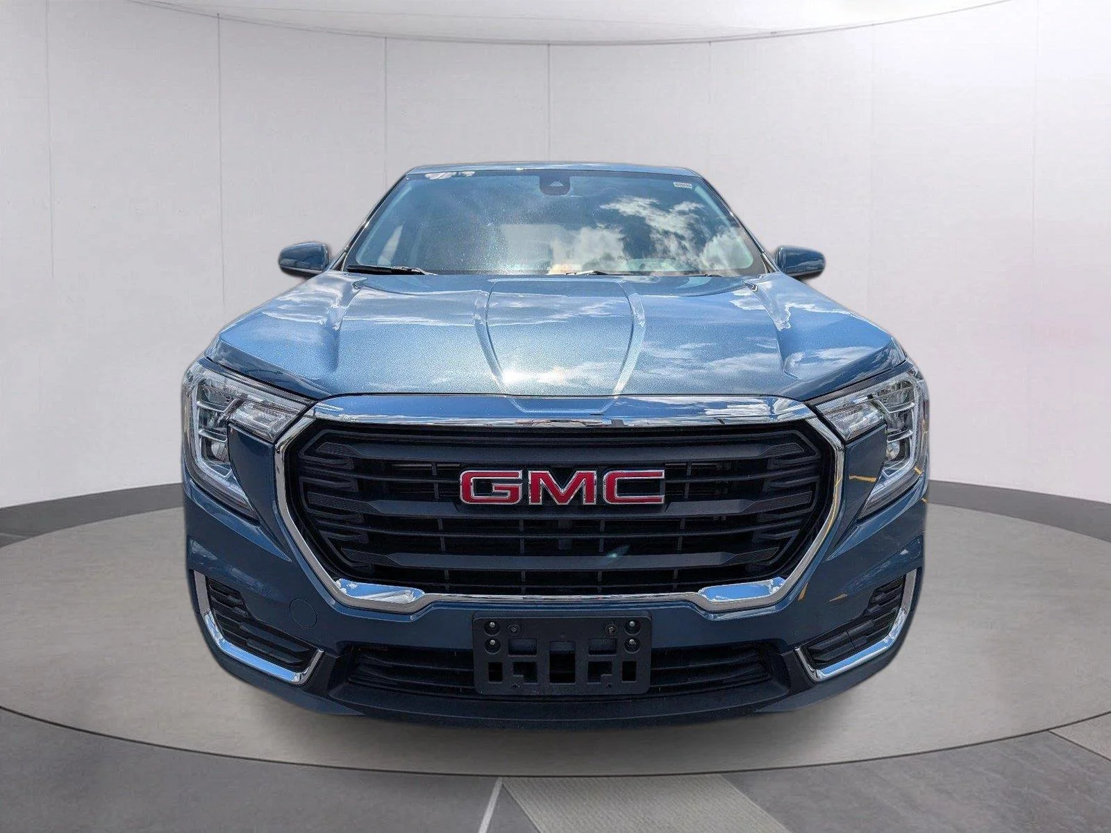 Used 2024 Downpour Metallic GMC SLE image 10