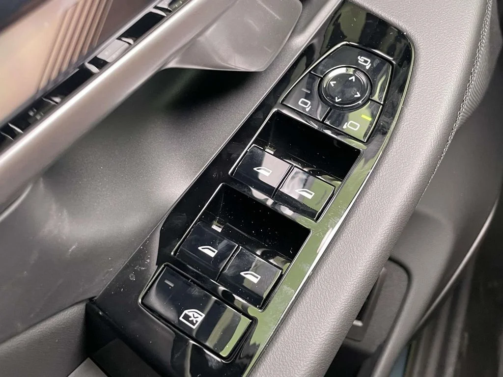 2026 BMW 5 Series 550e - Photo 32