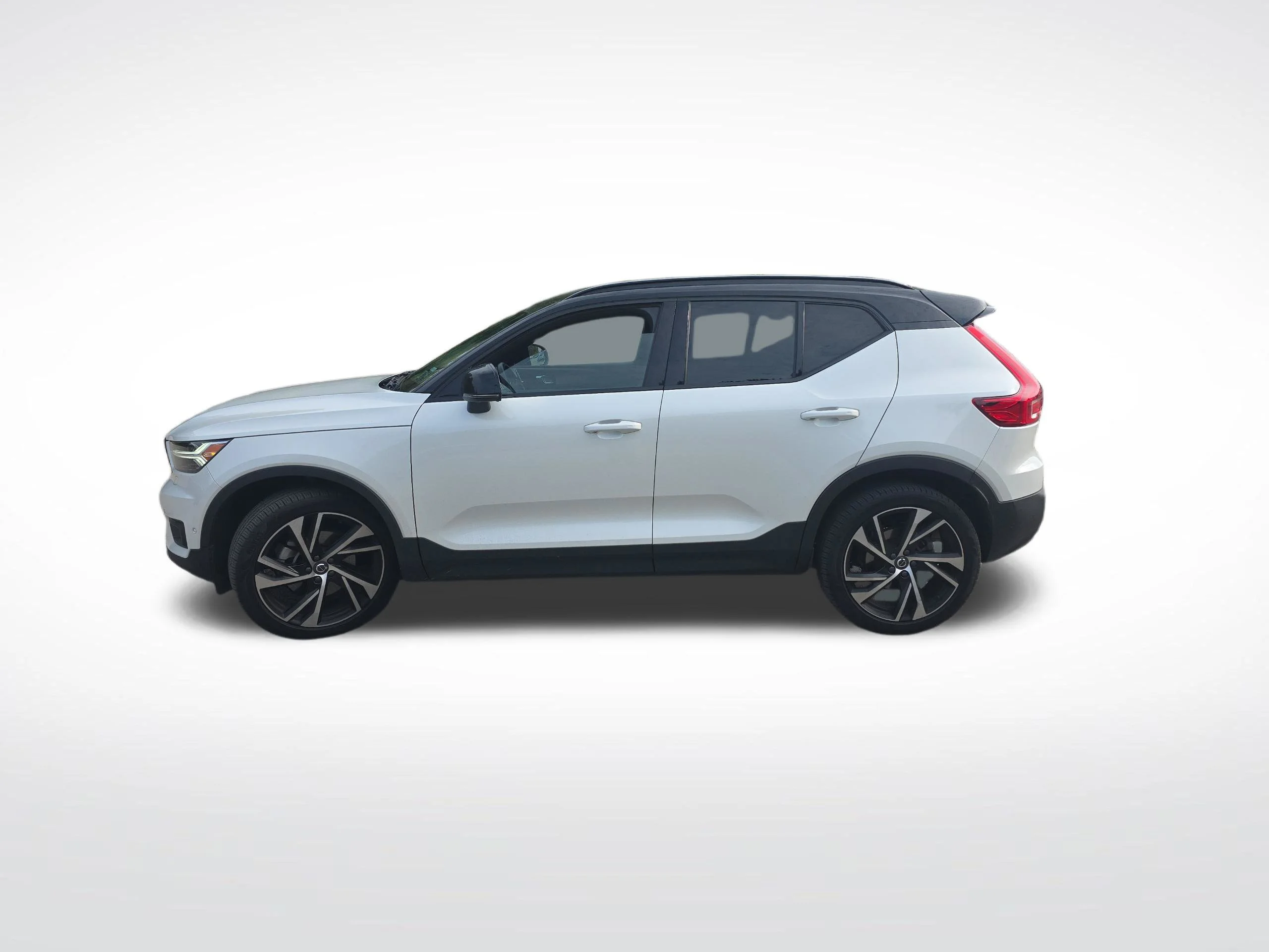 Used 2022 White Volvo R-Design image 6