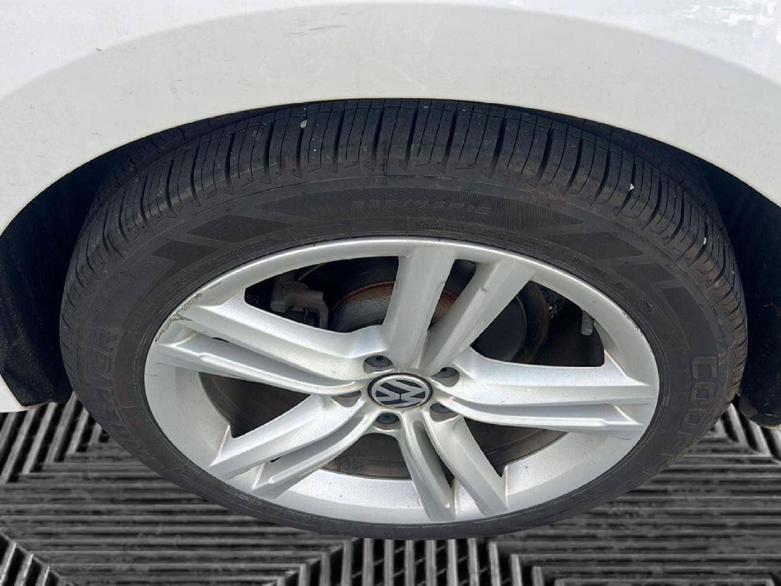 Used 2013 Candy White Volkswagen TDI SE w/Sunroof & Nav image 9
