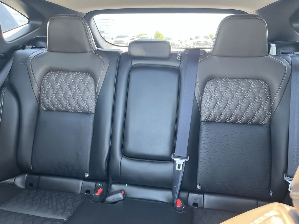 Used 2025 White Nissan Platinum image 23