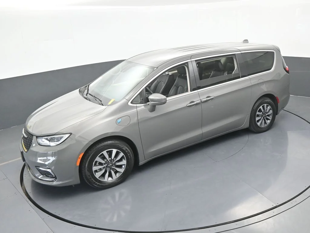Used 2022 Ceramic Gray Clearcoat Chrysler Touring L image 51