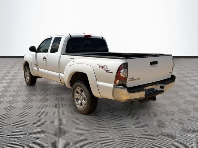 Used 2011 White Toyota Base image 5