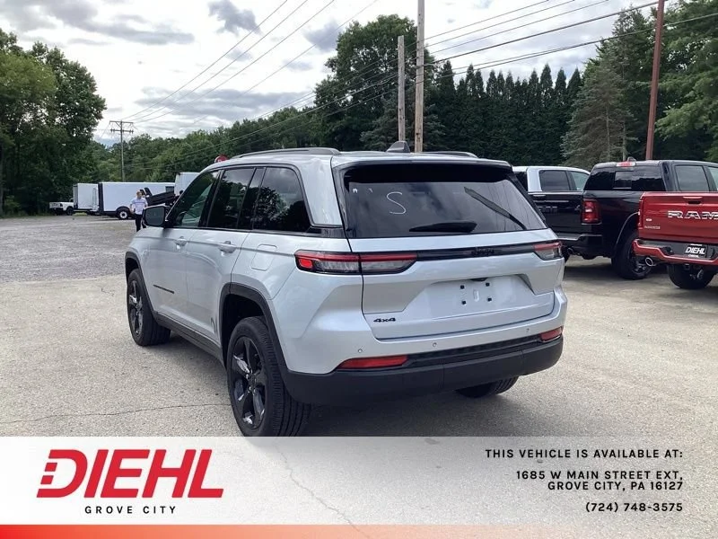 Used 2023 Silver Jeep Altitude X 4x4 image 5
