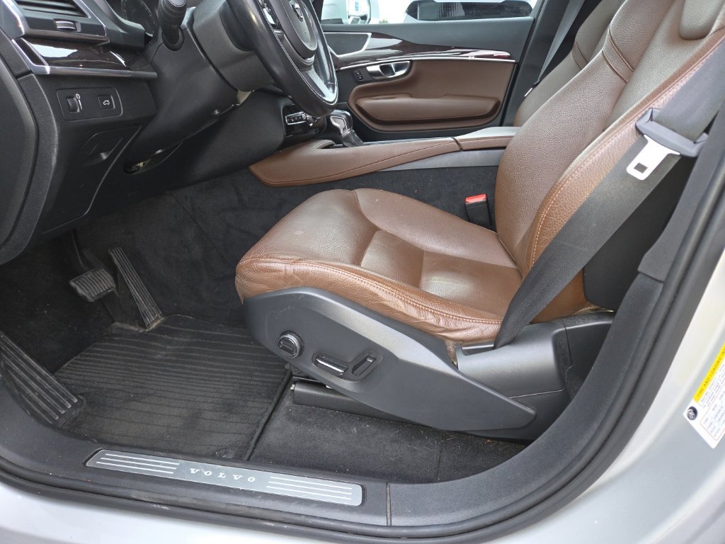 Used 2019 Silver Volvo T6 Momentum image 15
