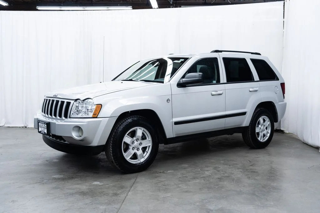 Used 2007 Silver Jeep Laredo image 3