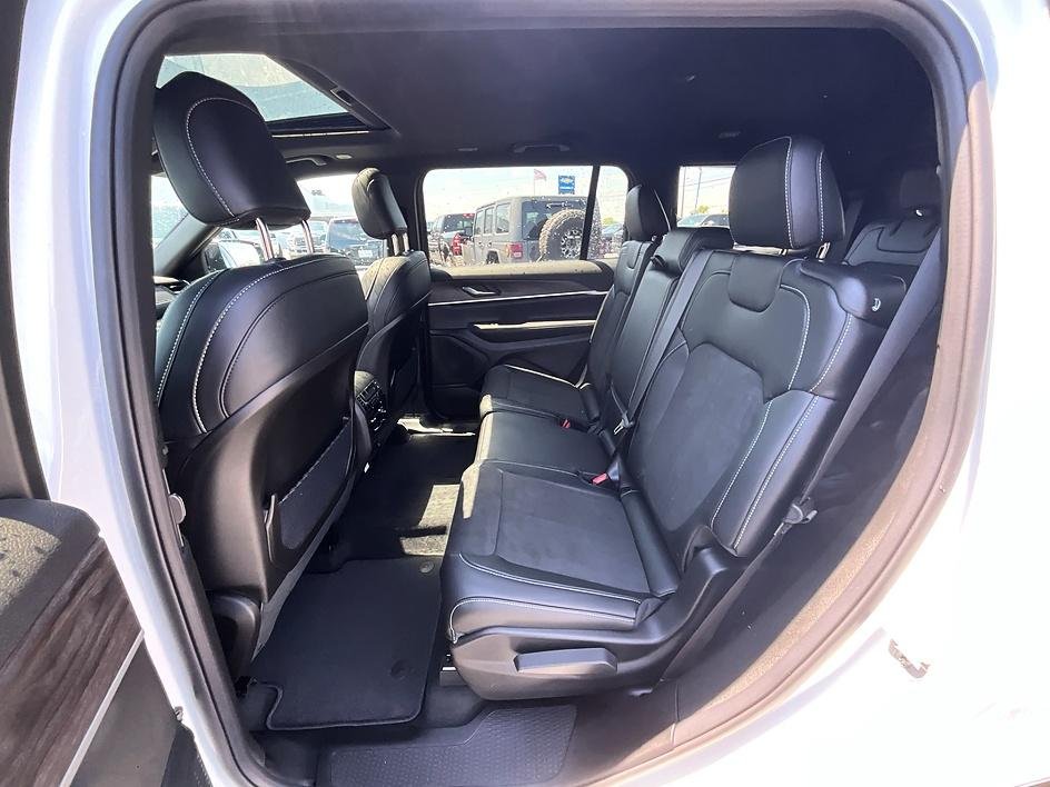 New 2026 Bright White Clear-Coat Exterior Paint Jeep Altitude image 23