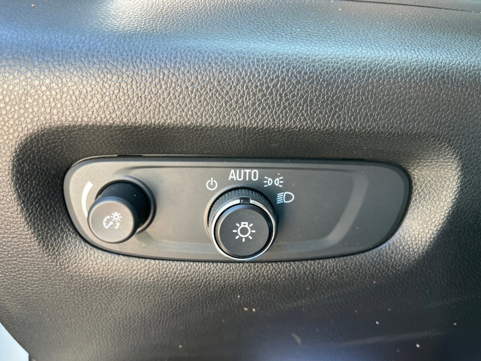Used 2022 Summit White Chevrolet RS image 23