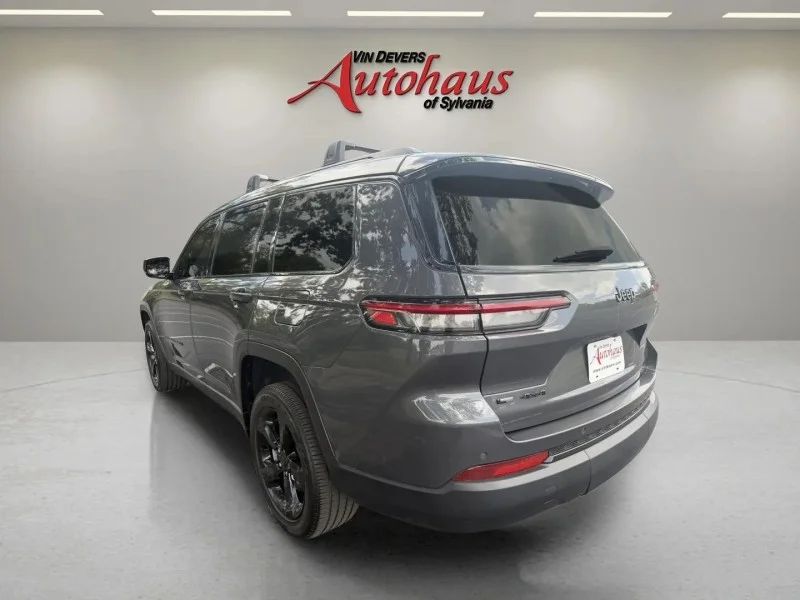 Used 2022  Jeep Laredo image 5