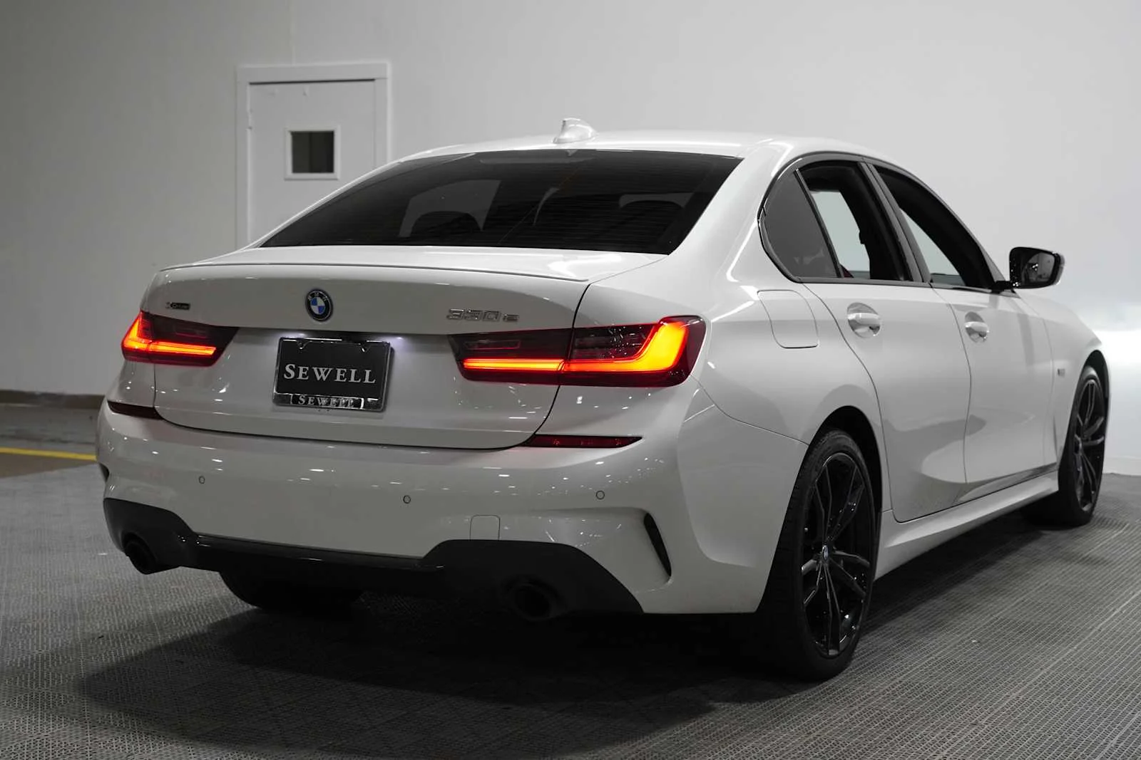 Used 2022 Mineral White Metallic BMW 330e xDrive image 4