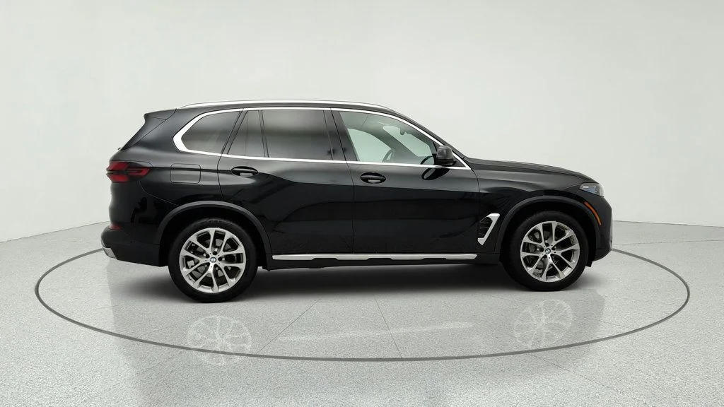 Used 2024 Black Sapphire Metallic BMW xDrive40i SAV w/ Premium Package & Parking Assistance Package image 4