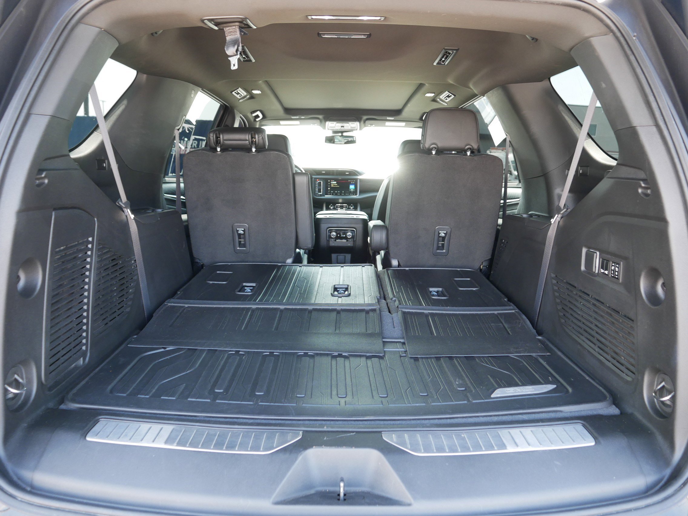 2023 GMC Yukon Denali - Photo 18