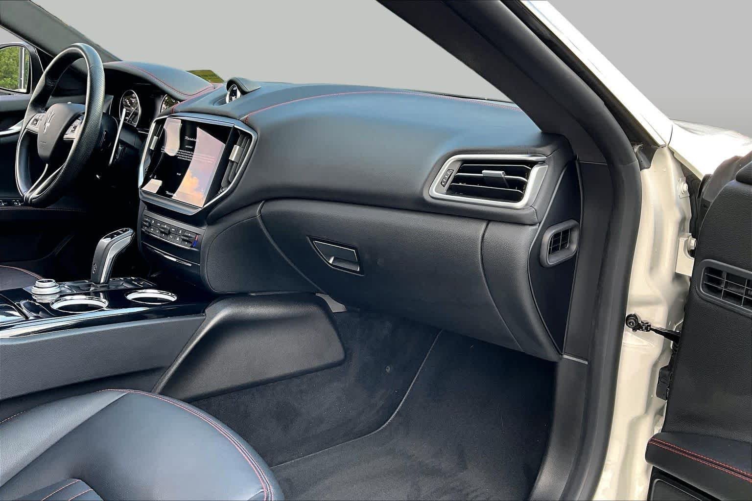 Used 2022 Bianco Maserati Modena image 18