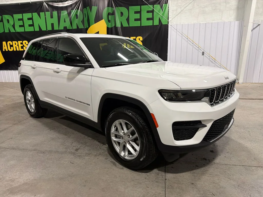 New 2026 Bright White Clear-Coat Exterior Paint Jeep Laredo X image 2