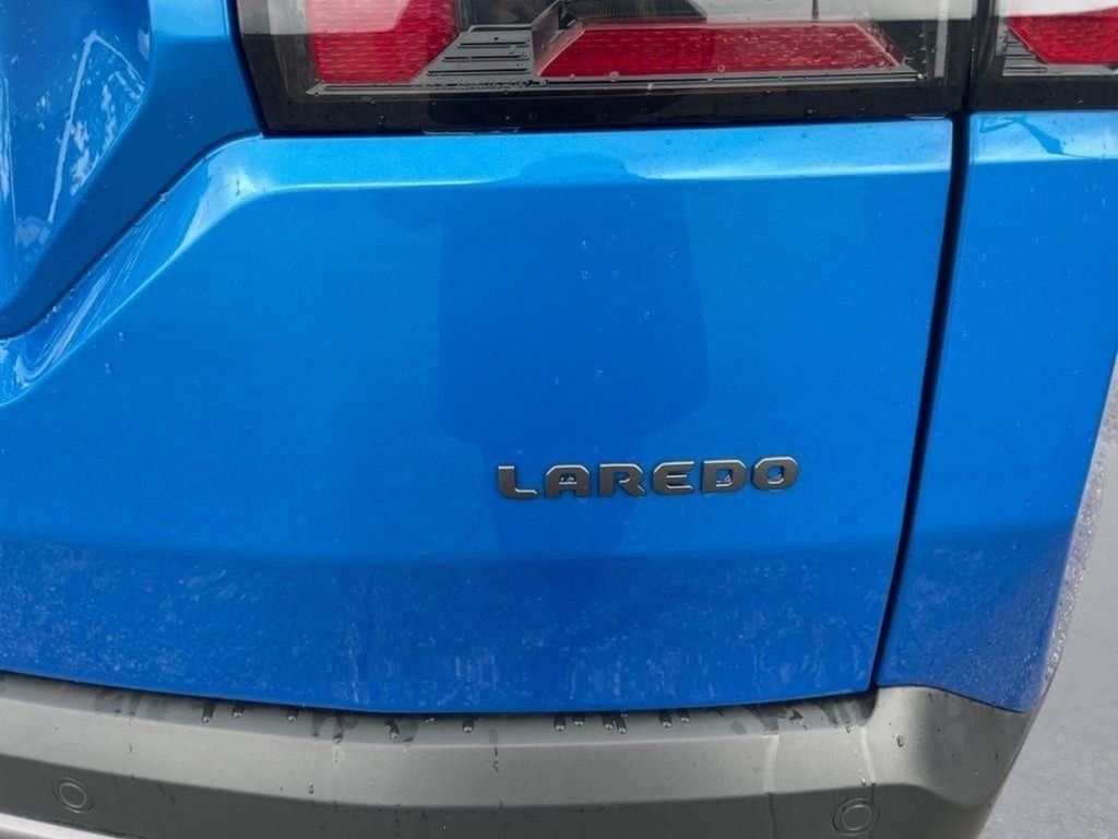 New 2026 Hydro Blue Pearl-Coat Exterior Paint Jeep Laredo image 13