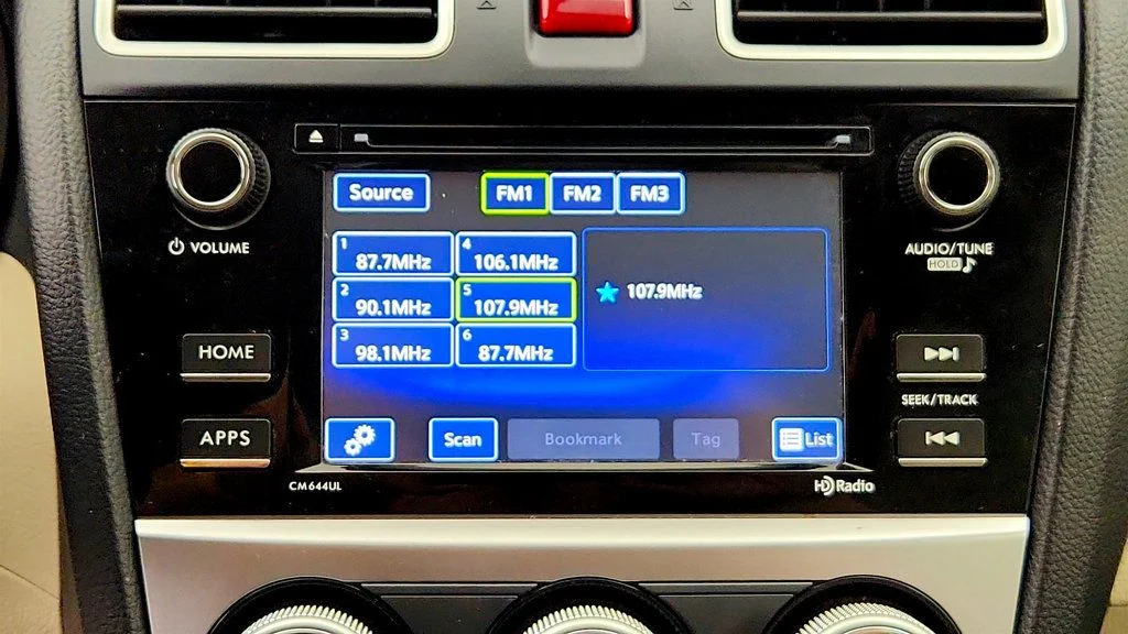 Used 2015 Quartz Blue Pearl Subaru 5dr CVT 2.0i Premium image 18