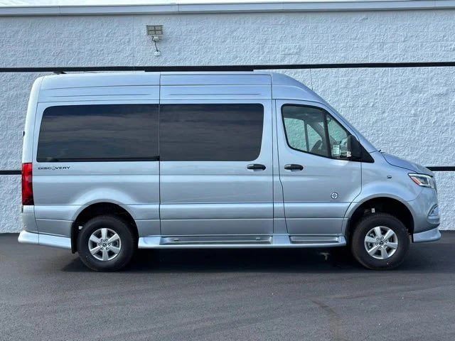 New 2027 Silver Mercedes-Benz Discovery Touring image 7