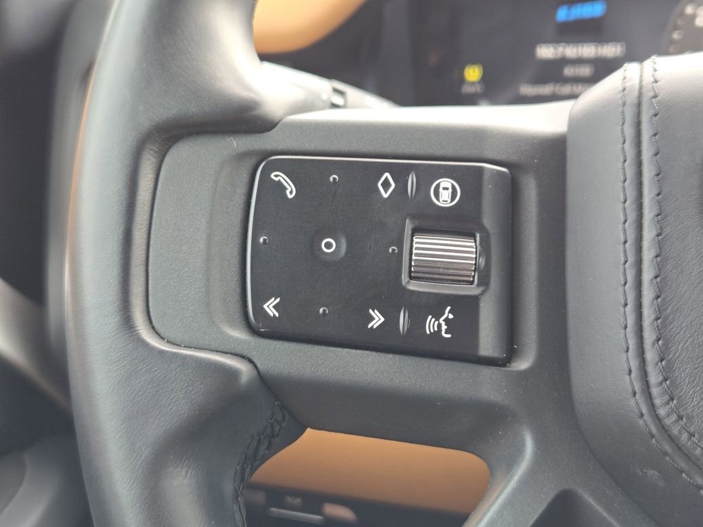 Used 2024 White Land Rover X-Dynamic SE image 23