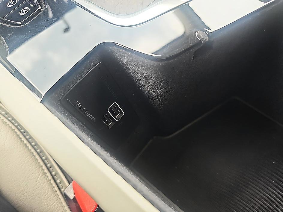 Used 2018 Denim Blue Metallic Volvo T6 AWD image 23