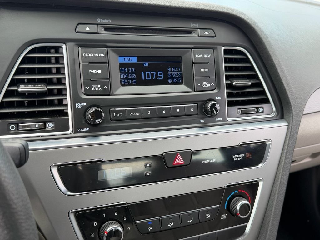Used 2015 White Hyundai SE image 19