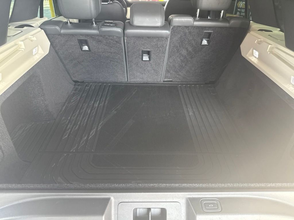 Used 2023 Black Land Rover SE image 9