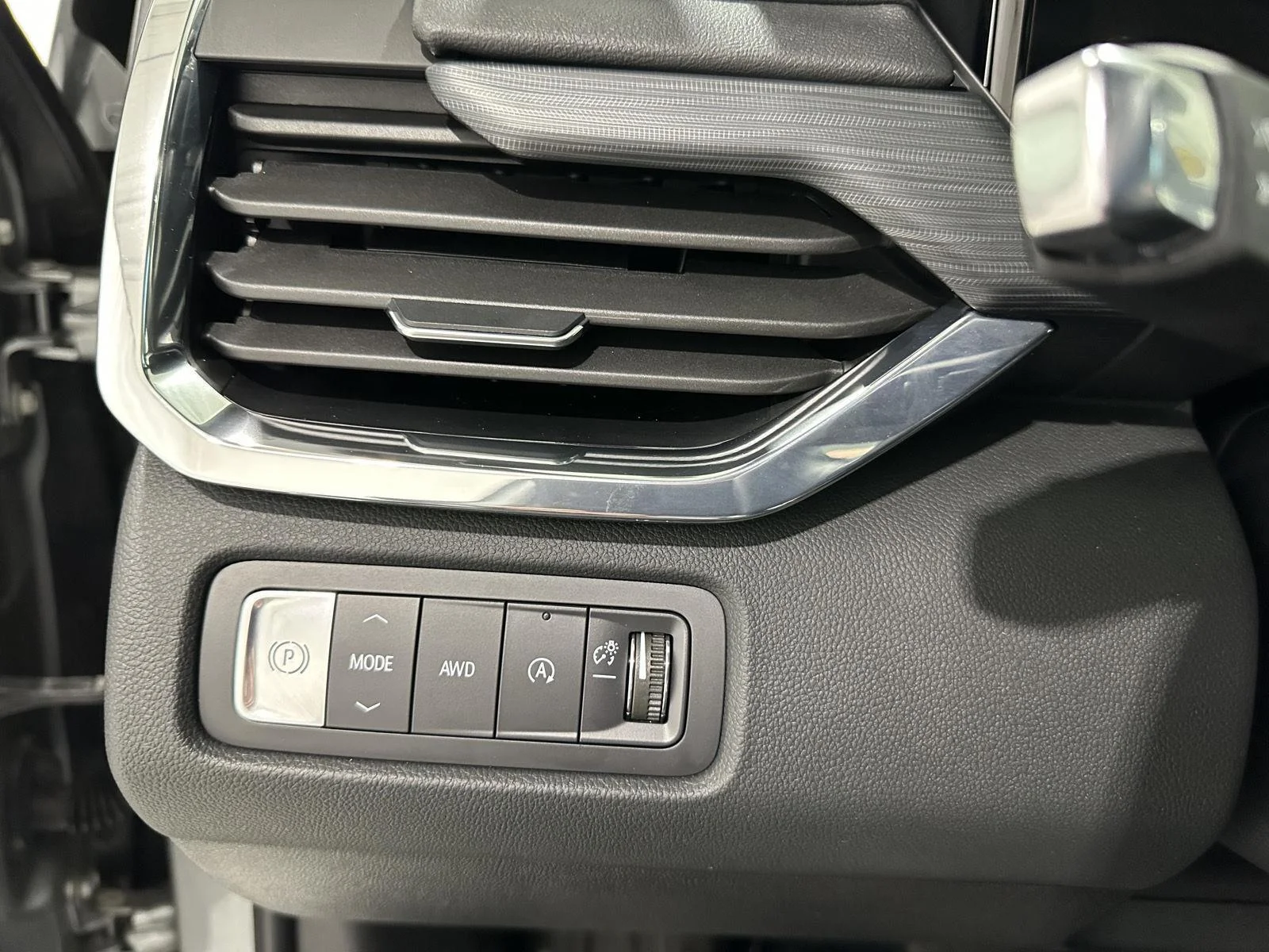 Used 2025 Sterling Metallic GMC Elevation image 17