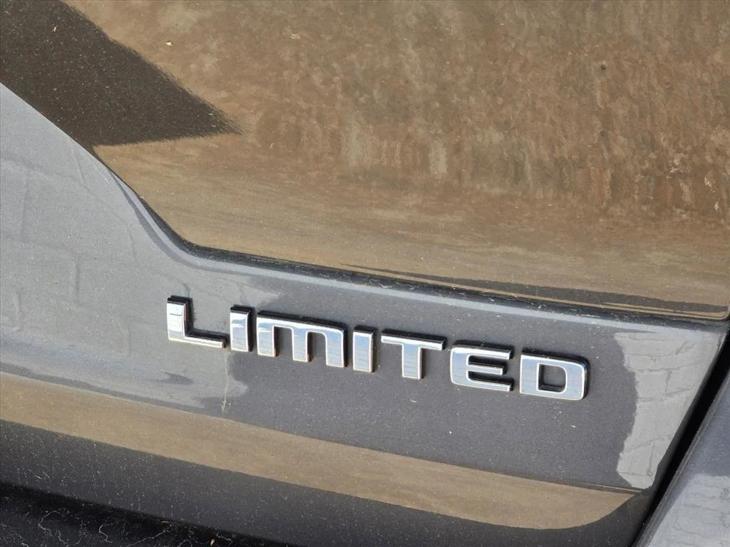 Used 2022 Gray Jeep Limited image 14