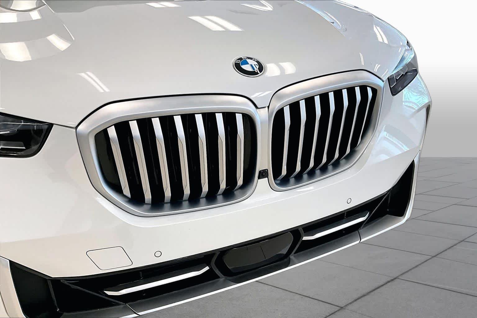 Used 2025 Mineral White Metallic BMW sDrive40i image 28