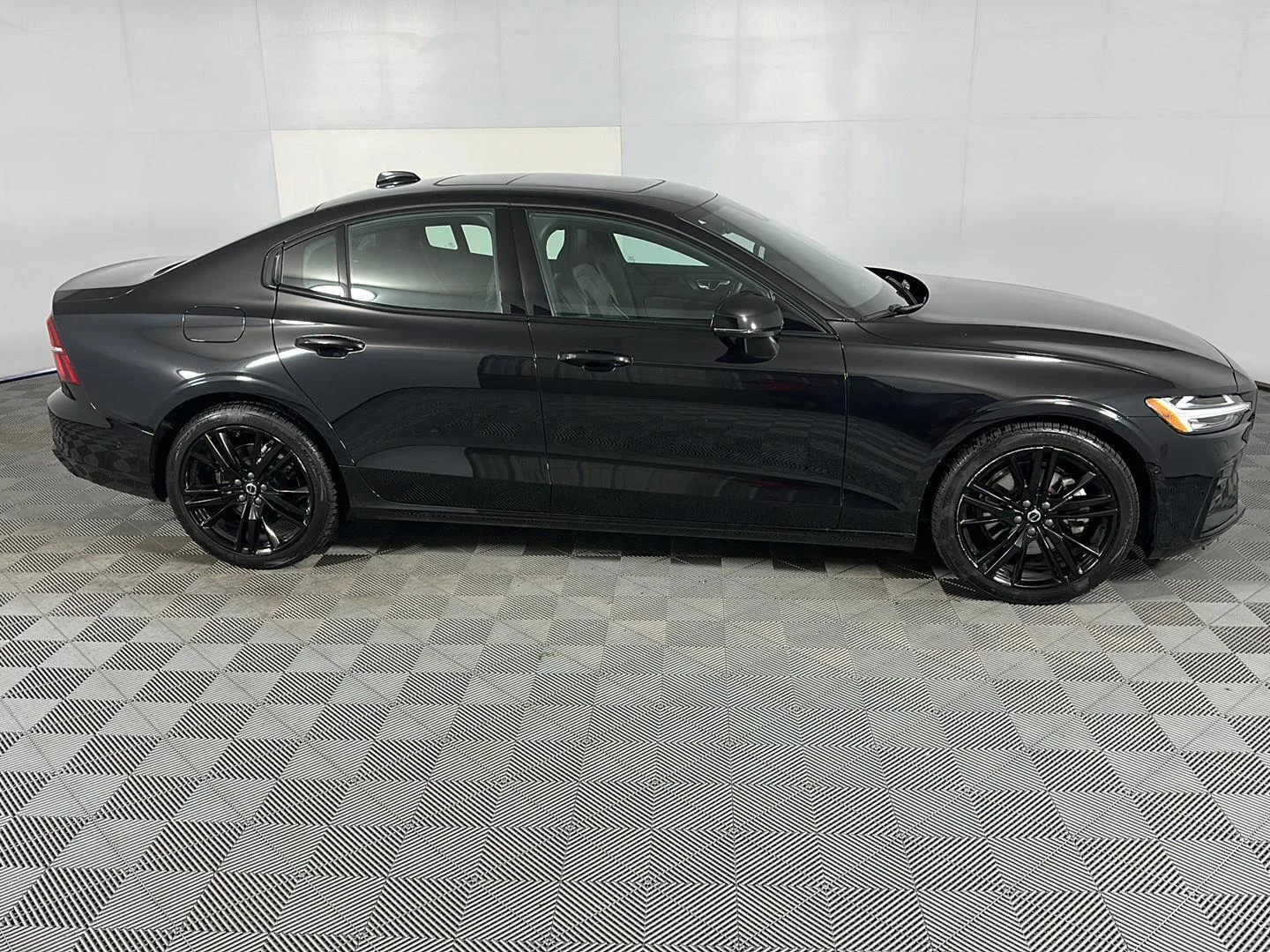 Used 2024 Onyx Black Metallic Volvo Plus Black Edition image 4