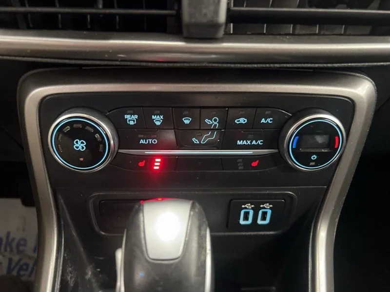 Used 2020 Blue Ford SE image 31
