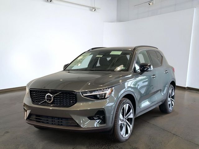 2026 Volvo XC40 B5 Plus Dark AWD's photo