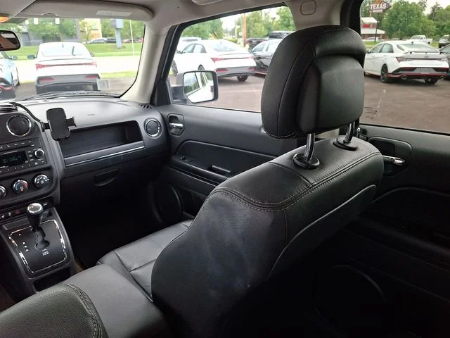 Used 2017 White Jeep Latitude image 17