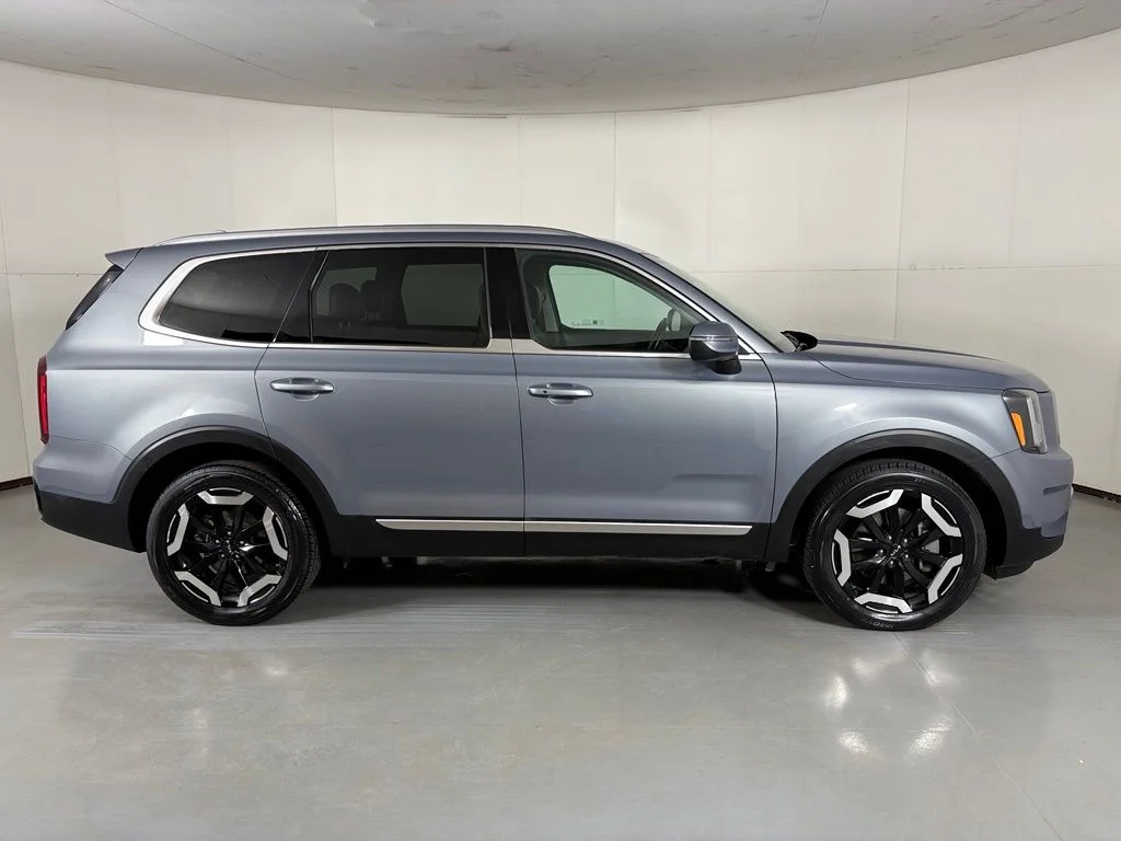 Used 2025 Silver Kia S image 9