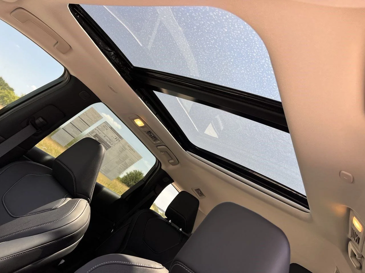New 2027 RADIANT WHITE INFINITI Luxe FWD image 19