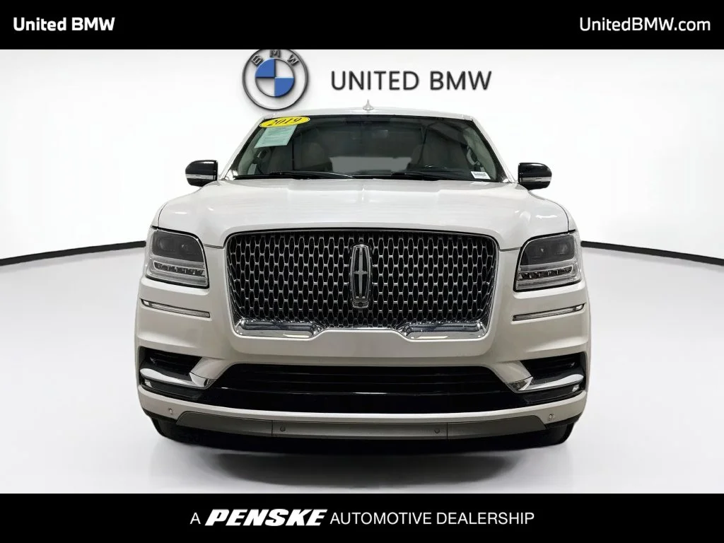 Used 2019 White Platinum Clearcoat Metallic Lincoln Reserve image 2