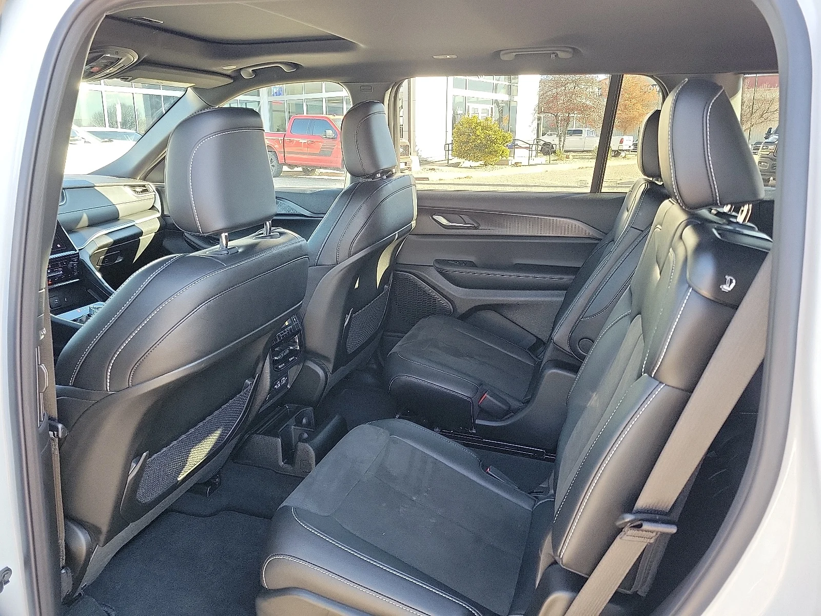 New 2025 PW7 Bright Whit Jeep L ALTITUDE X 4X4 image 9