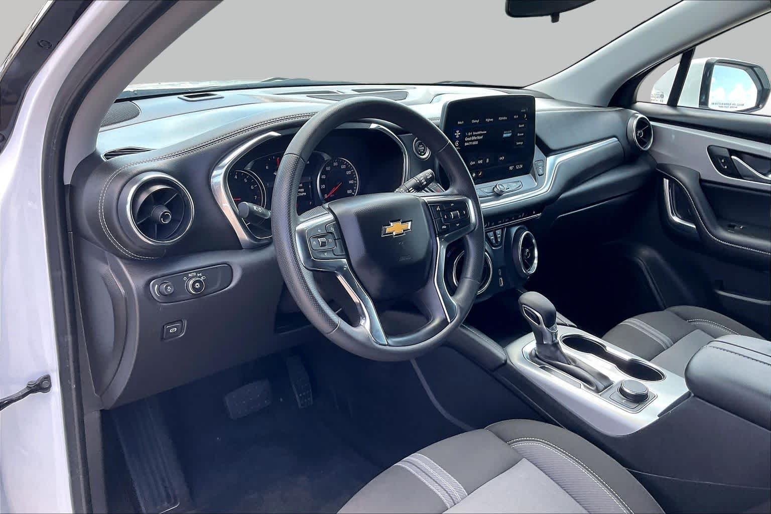 Used 2025 Summit White Chevrolet LT image 17