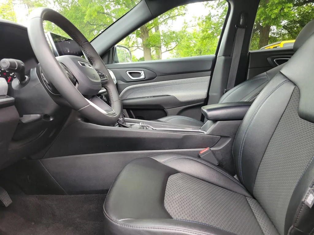Used 2024 Black Jeep Latitude image 18