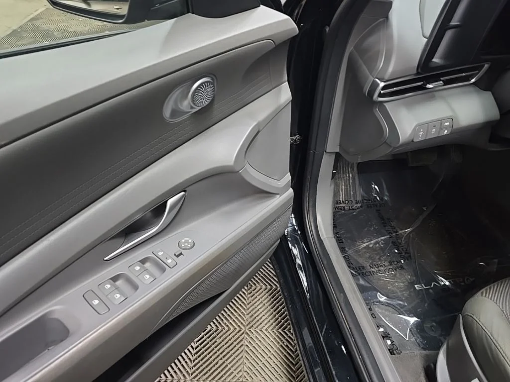 Used 2022 Black Hyundai SE image 27