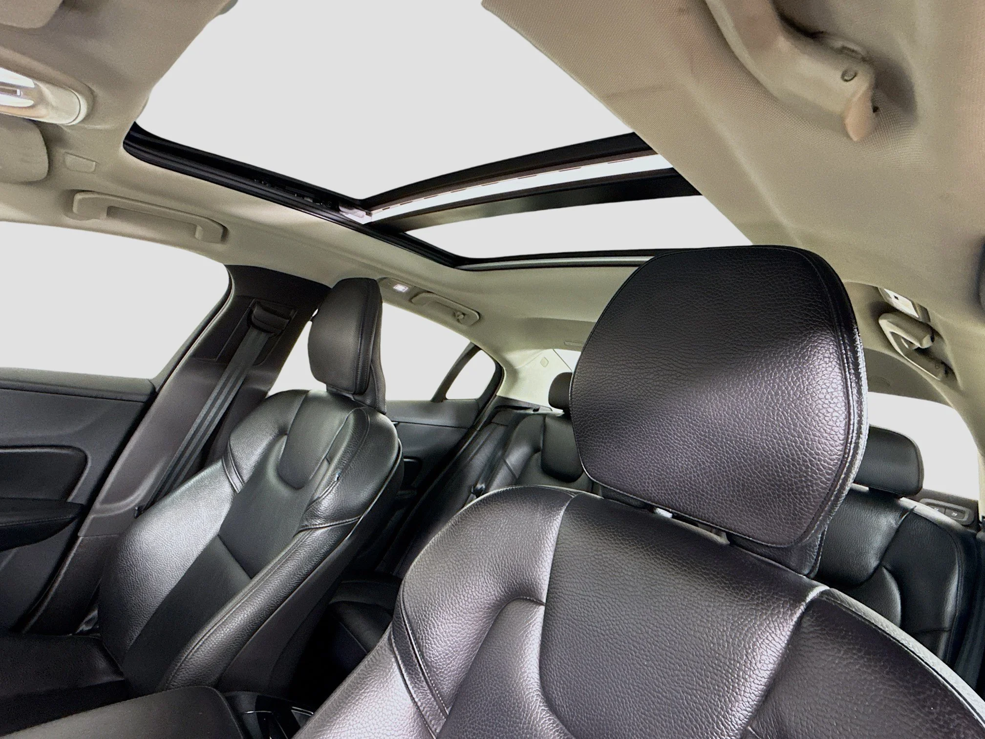 Used 2024 White Volvo Plus Dark Theme image 23