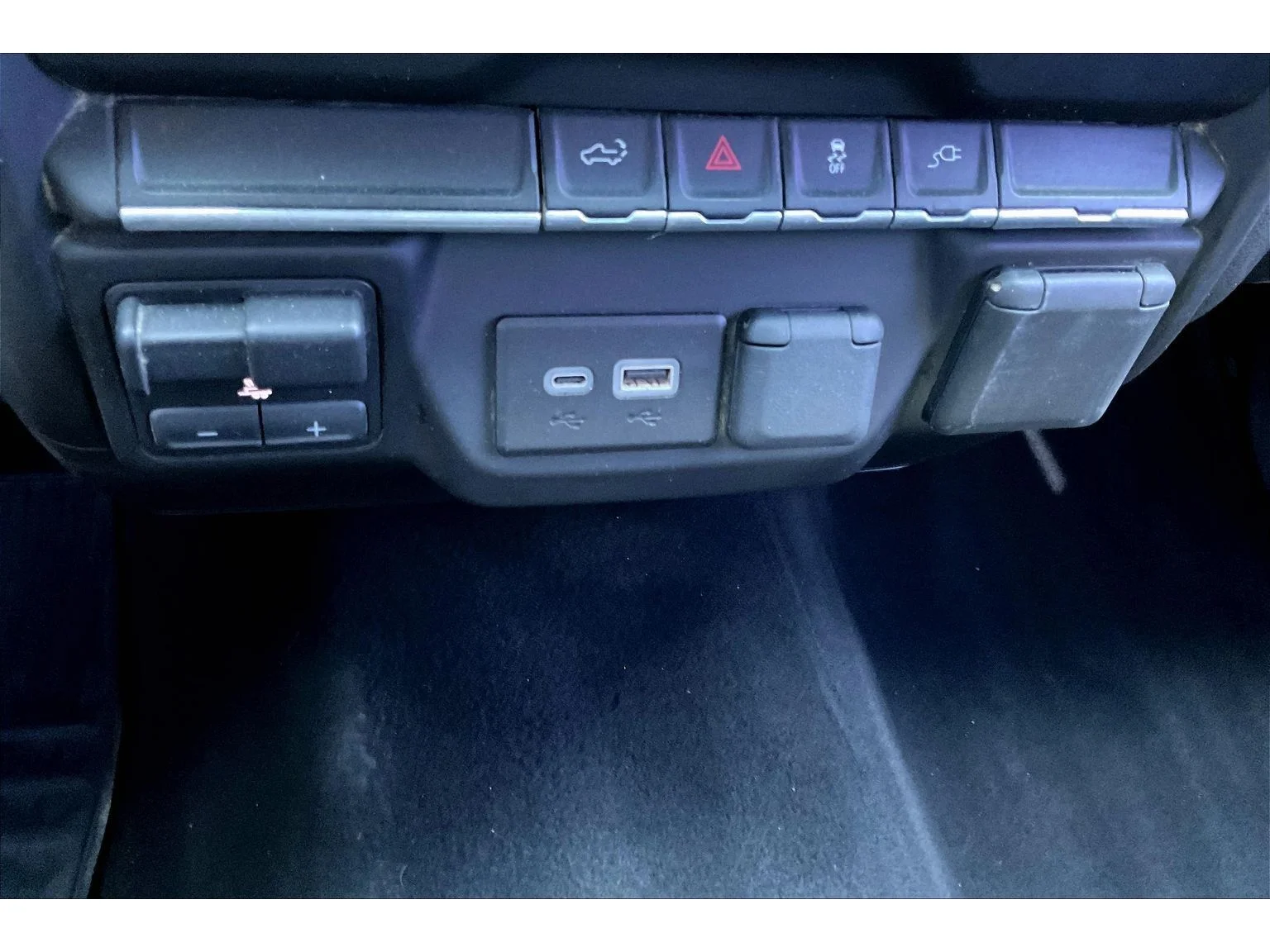 Used 2023 SUMMIT WHITE Chevrolet Custom image 22