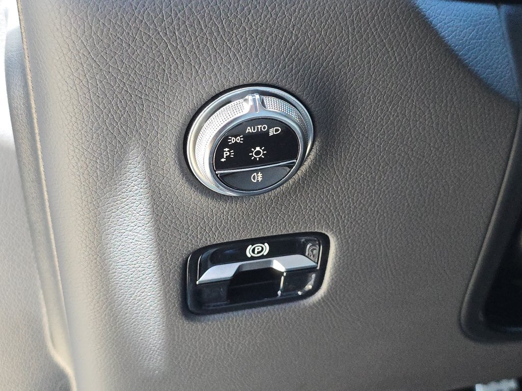 Used 2025  Mercedes-Benz GLC 300 image 32