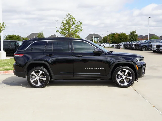 New 2026 Diamond Black Crystal Pearl-Coat Exterior Paint Jeep Limited image 18