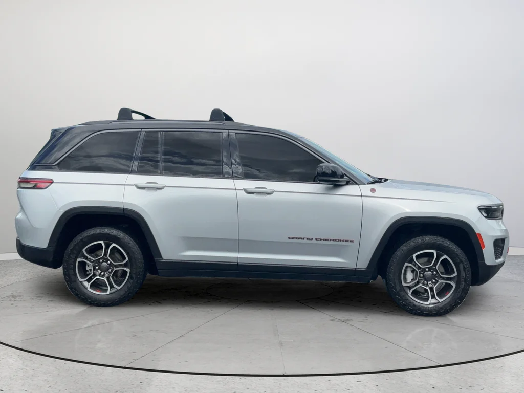 Used 2022 Silver Jeep Trailhawk image 6