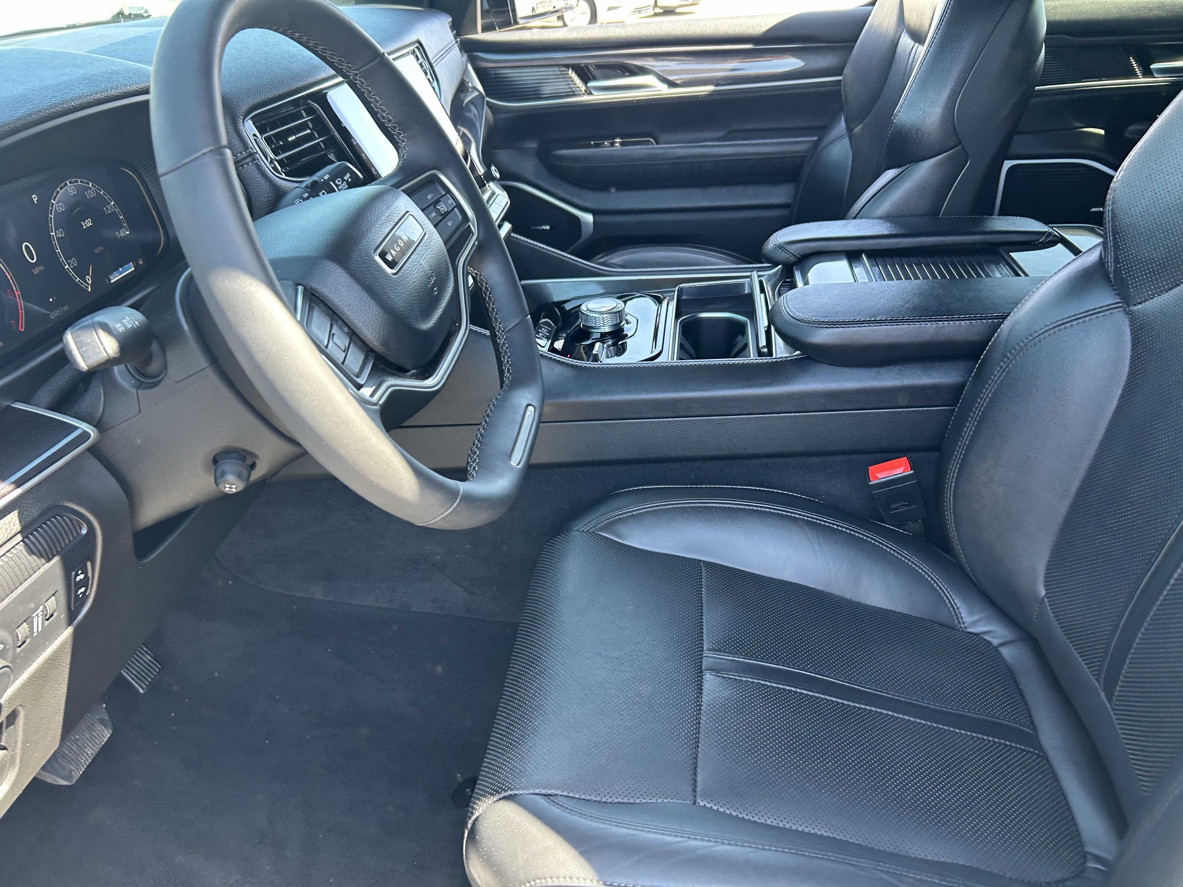 Used 2024 Diamond Black Crystal Pearlcoat Jeep Base image 27