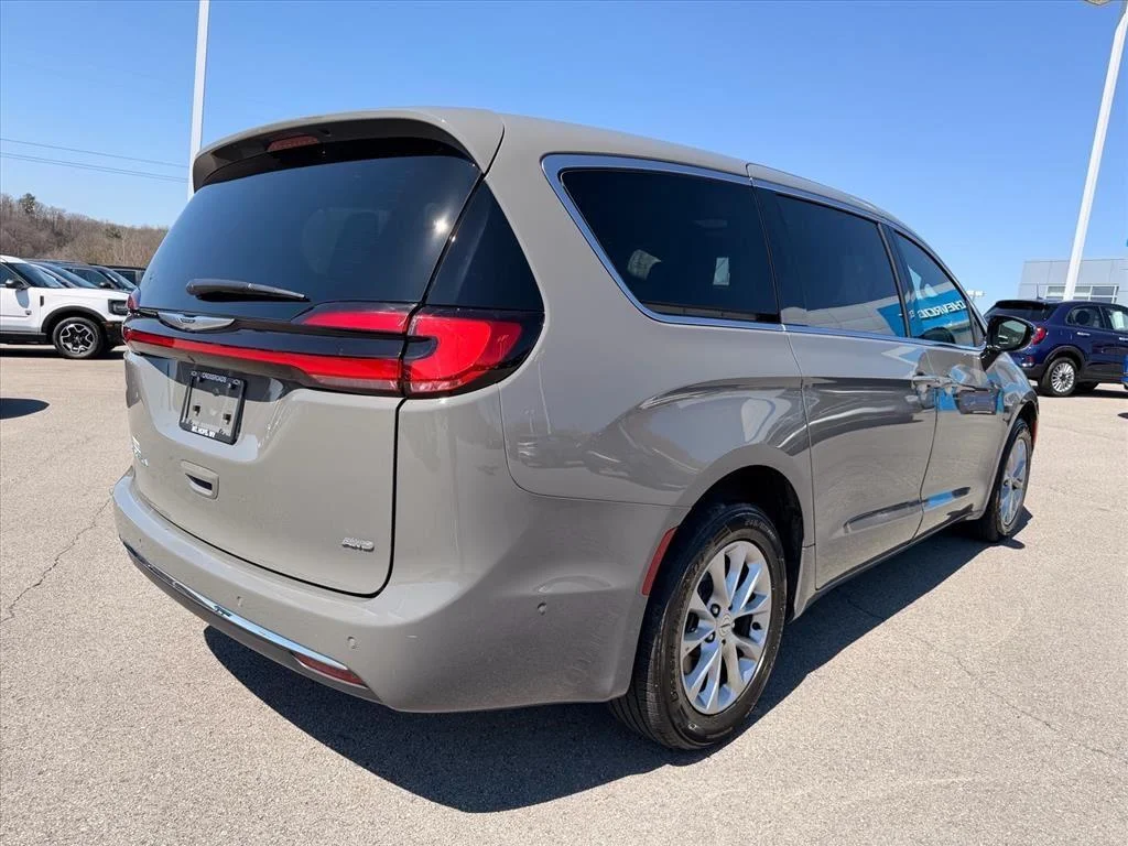 Used 2025 Ceramic Gray Clearcoat Chrysler Select image 5